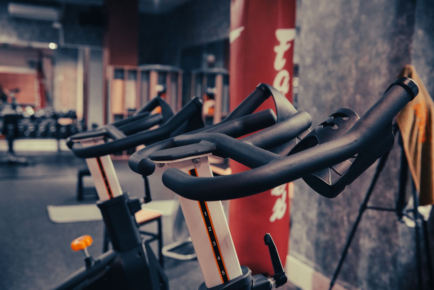 Sfeervolle spinning in een studio met dramatisch licht